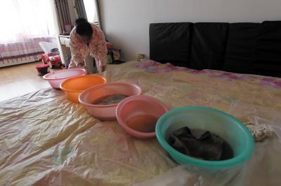龙井楼上漏水，住户失联，小区没物管，业主维权难！律师来支招……